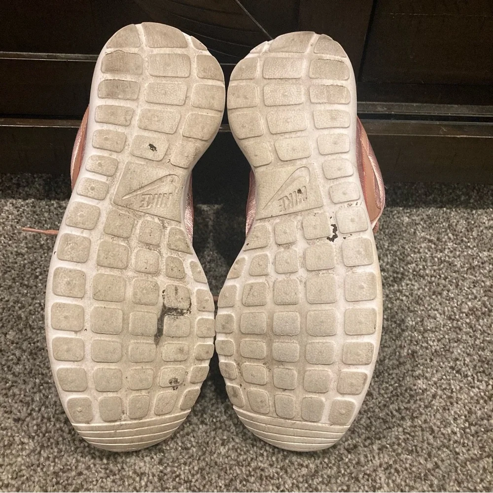 Size 8 Women's Nike Roshe One ORM Sneakers 833928-601 Rust Pink/Rush Pink/White - Picture 6 of 7